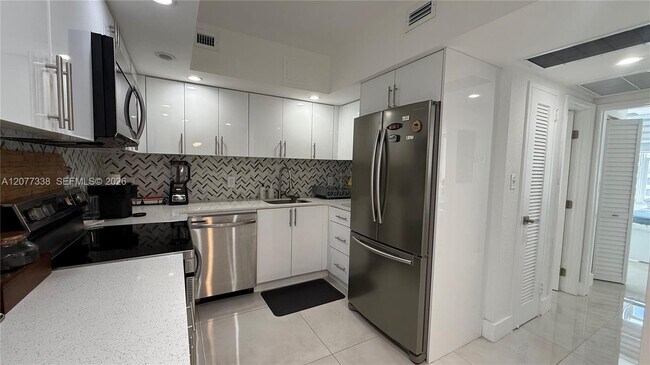 Building Photo - 5600 Collins Ave