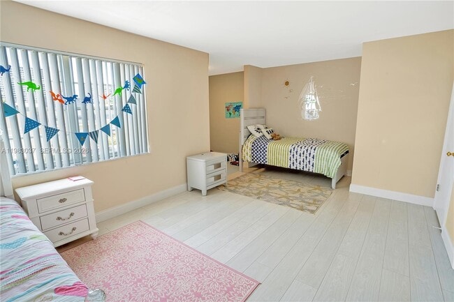 Building Photo - 2421 NE 10th St