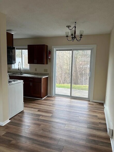 Dining Area - O1 Grandview Dr