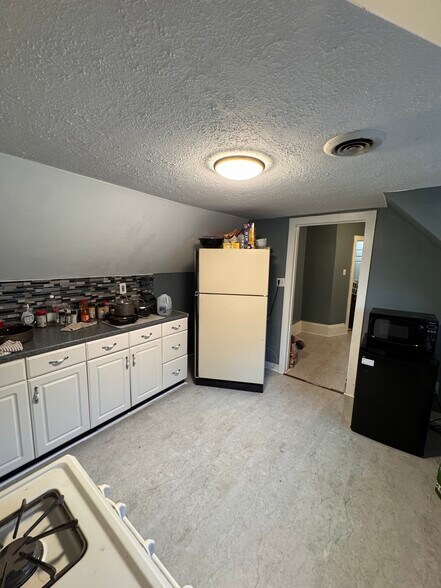 Building Photo - 18402 Melville Rd