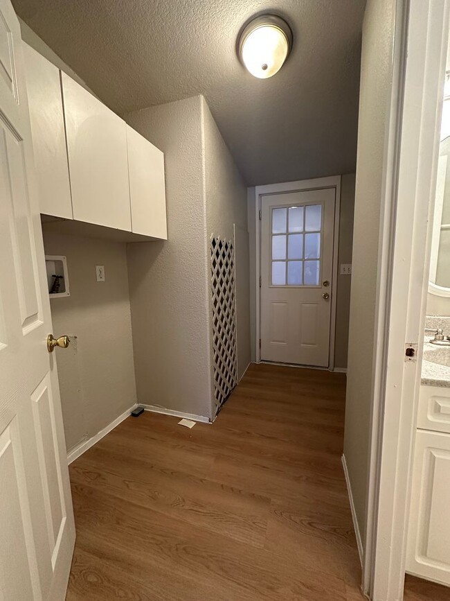 Building Photo - Adorable home in La Pine area, 1.5 acres fully fenced!!