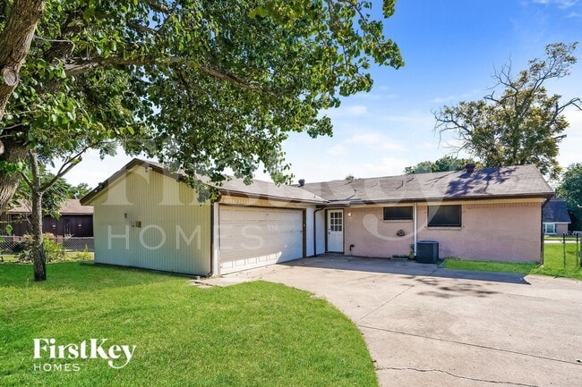 Building Photo - 215 Oriole Blvd