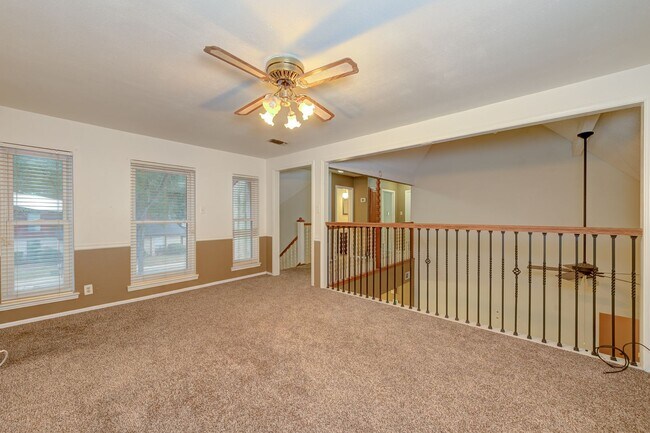 Building Photo - Charming Home with Vaulted Ceilings & Loft Near 281 & Bitters