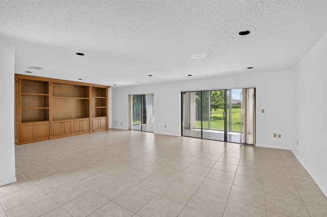 Building Photo - 9264 Vista Del Lago