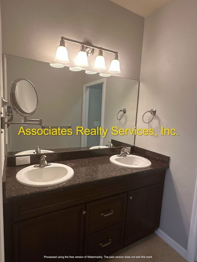 Building Photo - Sublease!   Lovely End Unit in Villas of West End LOOK!