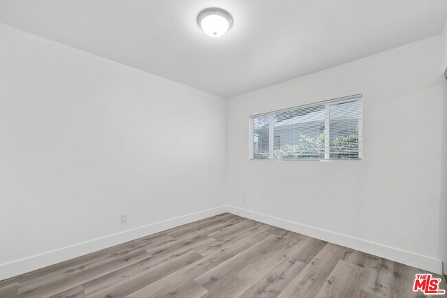 Building Photo - 739 Westbourne Dr