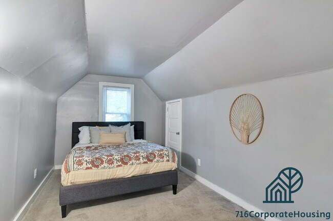 Building Photo - Furnished 3-Bedroom Carriage House on Bird Ave