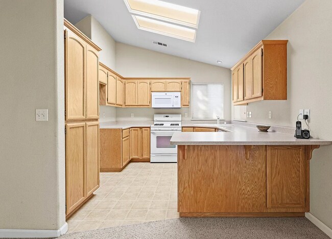 Building Photo - 3-bedroom, 2-bathroom home located in the ...