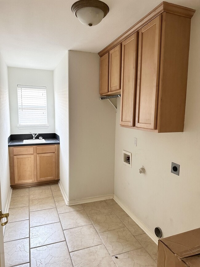 Building Photo - 7613 Bayonne Dr