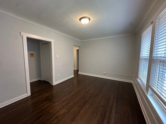 Building Photo - Nice 2 Bed w/Dining Room and Newer Kitchen and Bath at Roger's Glenwood District
