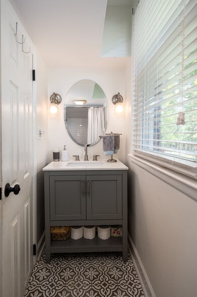 Building Photo - 582 Whispering Hills Dr