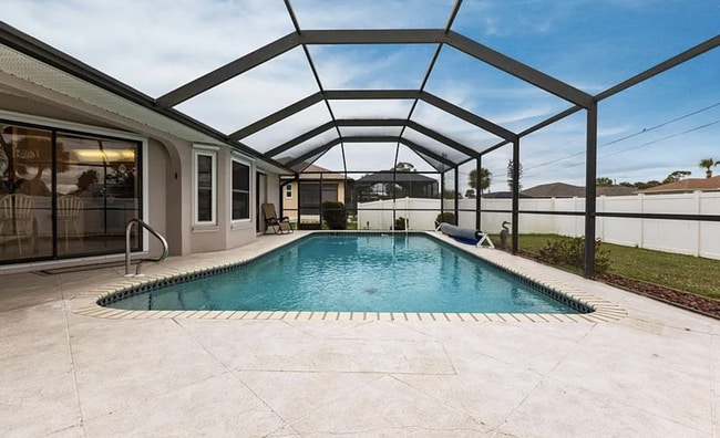 Building Photo - 4485 Sutlive St