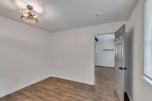 Building Photo - AVAILABLE JULY 10TH. 2 Bed 1 bath FOR LEASE in South Inglewood (East Nashville). $1750 Rent. Pets...