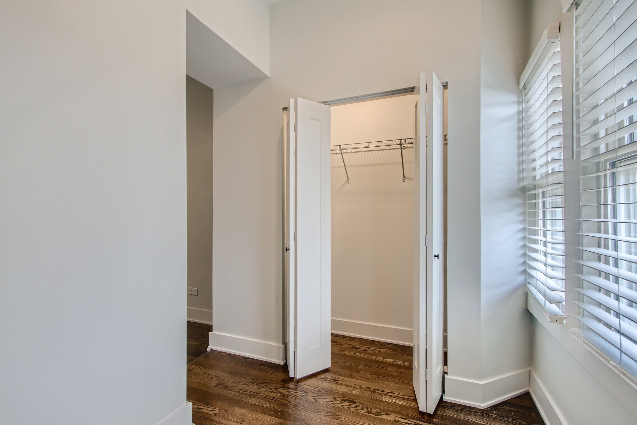 Building Photo - 1452 W Irving Park Rd