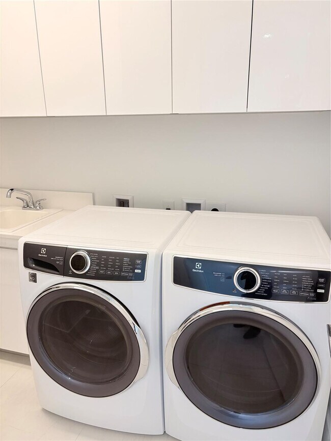 Building Photo - 151 N Seabreeze Blvd