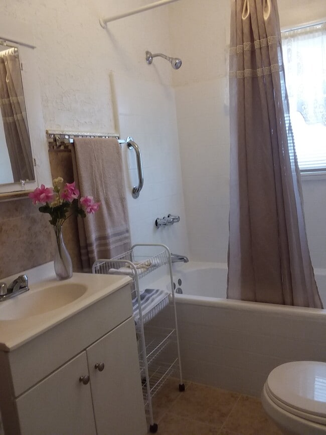 Bathroom - 616 W 40th Pl