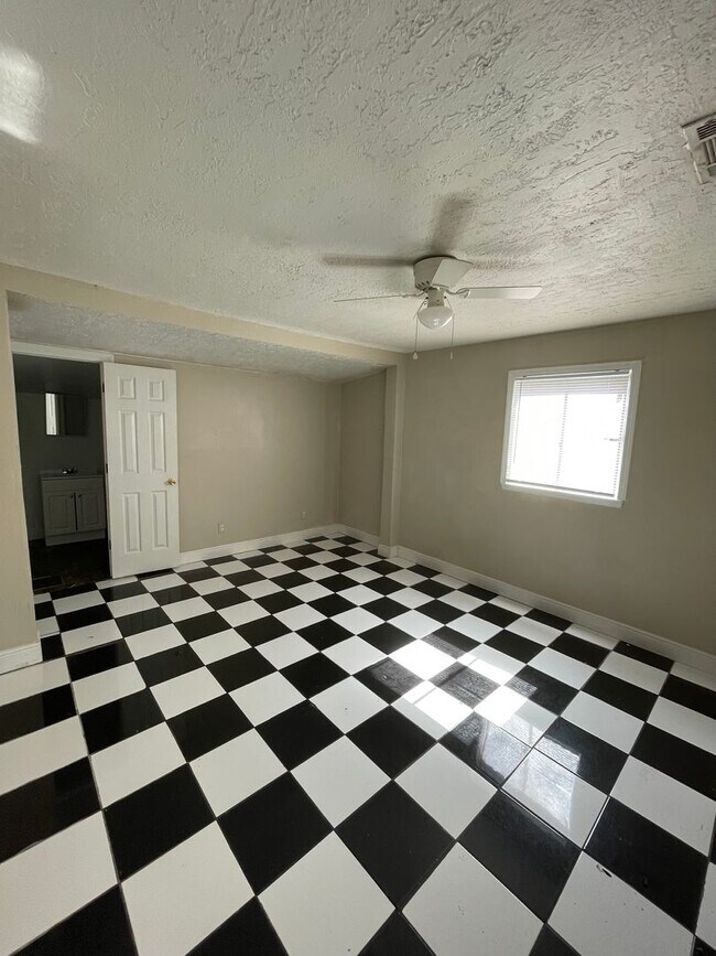 Building Photo - 1409 Sunset Dr