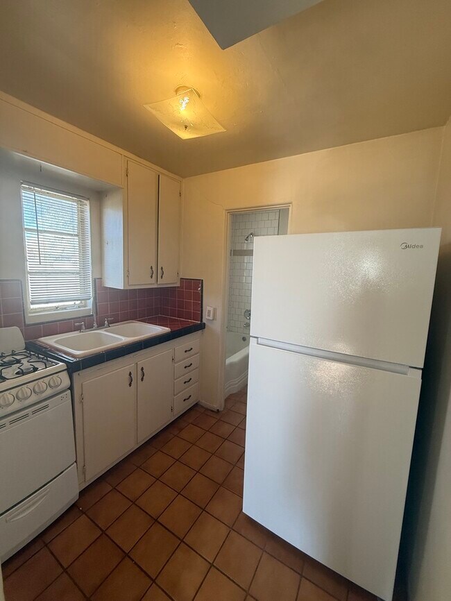 Building Photo - Town Home For Rent