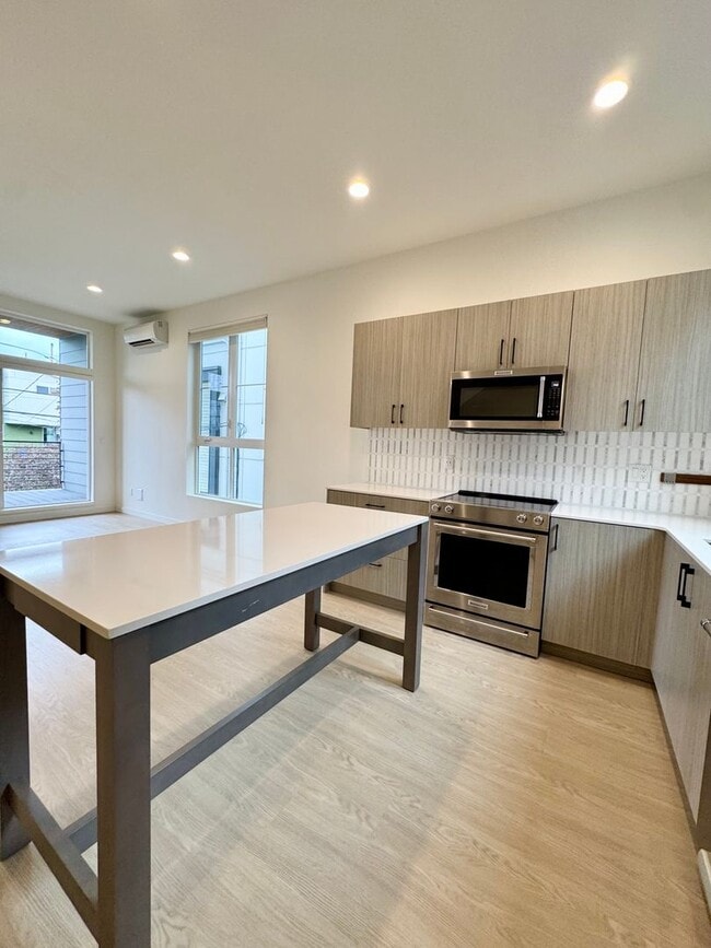 Building Photo - Ballard Townhome