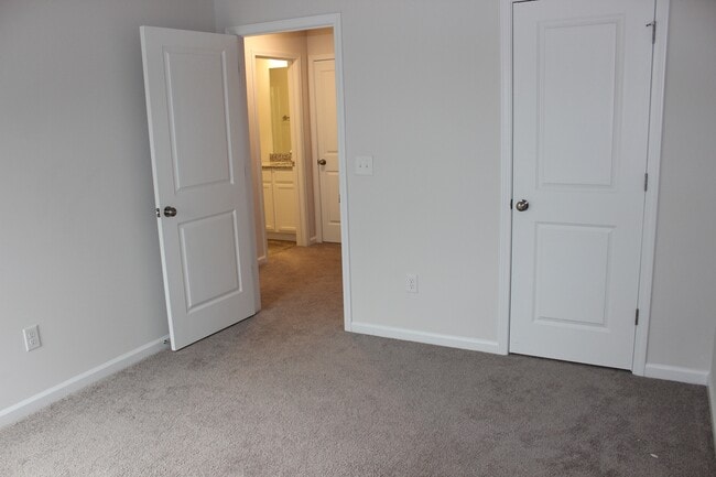 Building Photo - 15 Apricot Ln