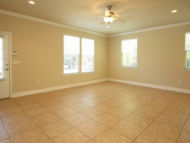 Building Photo - Hamptons on High – 4 Bedroom / 4 Bathroom Student Townhome Near FSU & TSC!