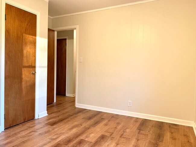 Building Photo - 321 Clearview Dr