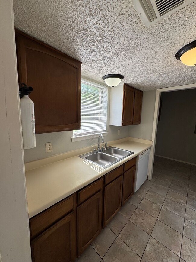 Building Photo - Spacious Townhome