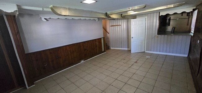 Building Photo - Charming 3-Bedroom Home with Basement in J...