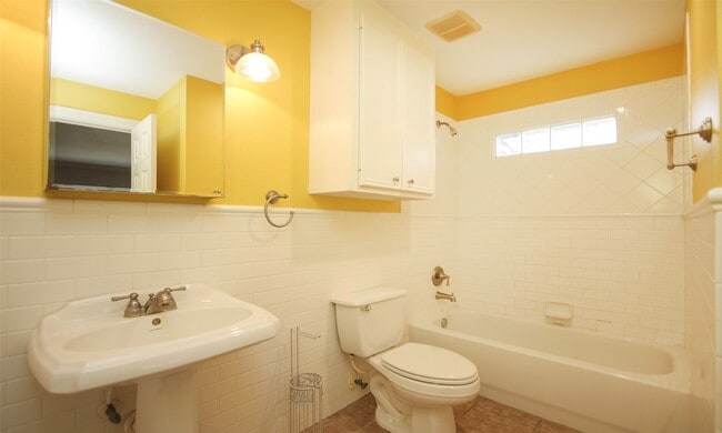 Building Photo - 4809 Saxon St