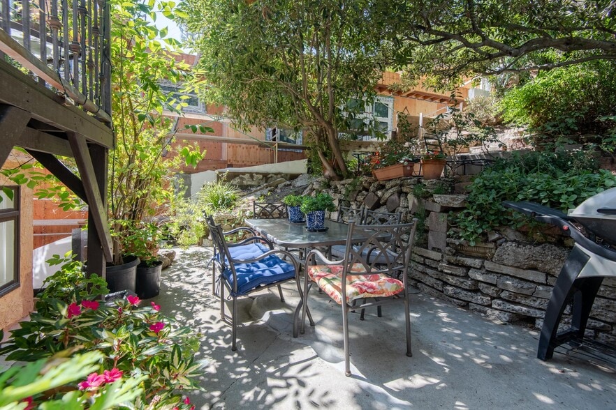 Building Photo - 2001 1/2 Pinehurst Rd