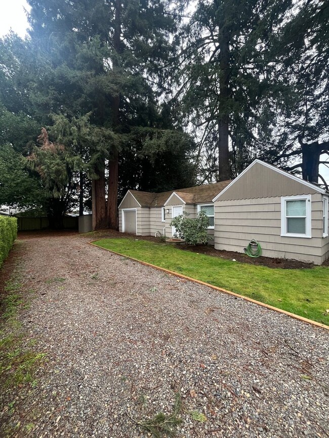 Building Photo - 2-Bedroom 1-Bathroom Cottage