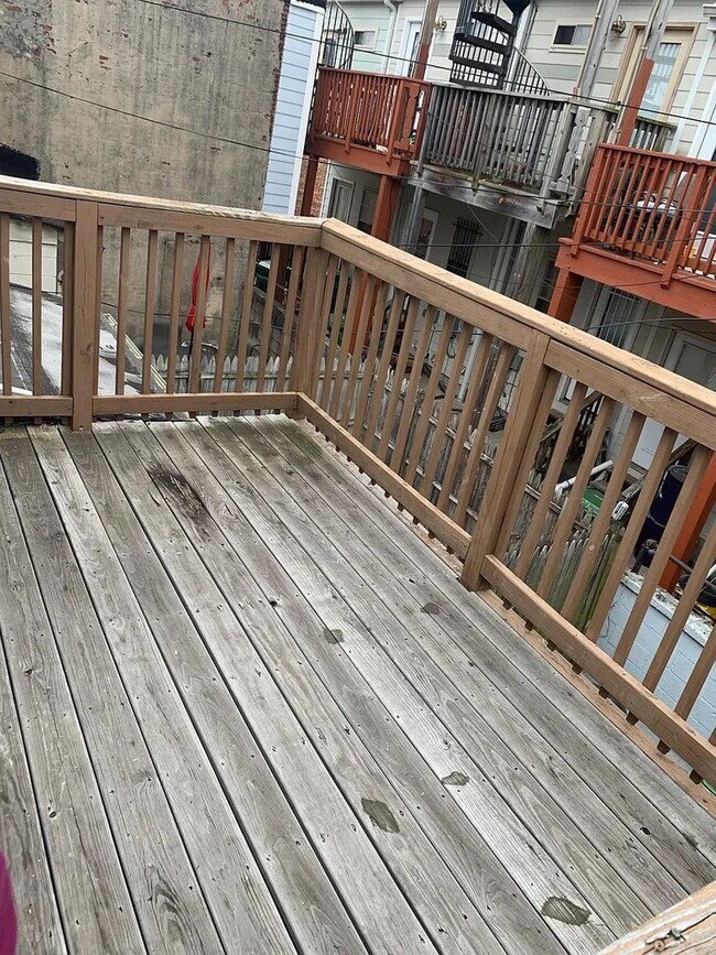 Building Photo - Beautifully renovated rowhome with refinis...