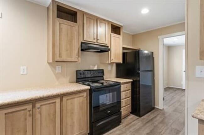 Building Photo - 135 Southlake Dr.