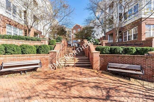 Building Photo - 801 S Greenbrier St