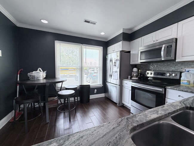 Building Photo - 1528 Jameson Dr