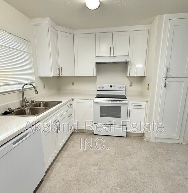 Building Photo - 200 Northwoods Ave