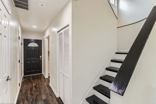 Building Photo - Beautifully Updated 2 Bedroom, 1.5 Bathroom Townhome-Style Condo in Tanasbrook, Near Tanasbourne!