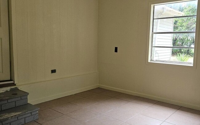 Building Photo - 225 Pecan Ln