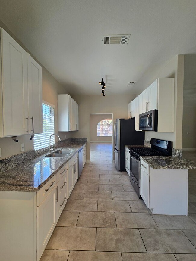 Building Photo - A Fabulous 4 Bedroom Single Story Home at the Lakes