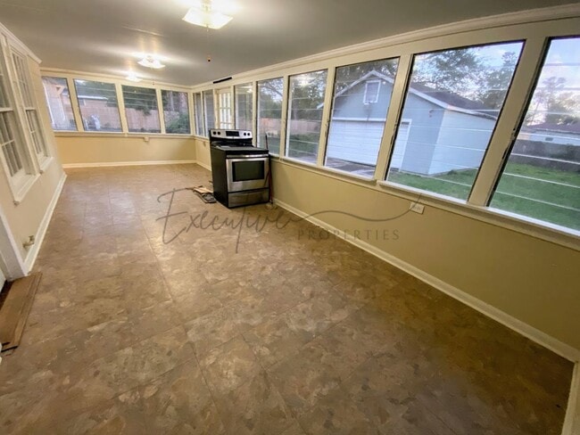 Building Photo - Well-Kept 3BR Home with Sunroom, Garage & Fenced Yard