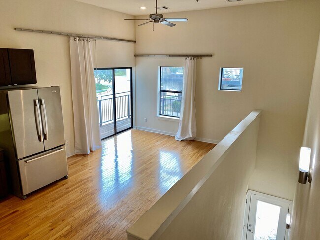 Building Photo - "Fantastic 1-Bedroom Condo off South Congr...