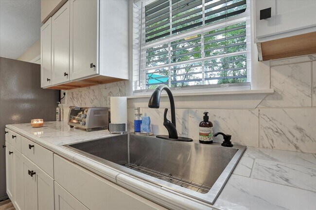 Building Photo - 4 Bedroom, 2 Bath Brick Home in Savannah