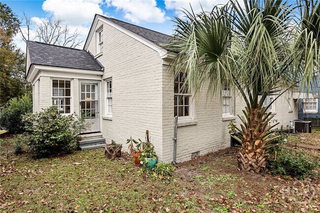 Building Photo - 725 E 53rd St