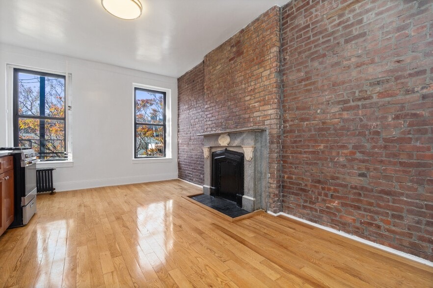 Building Photo - 300 W 10th St