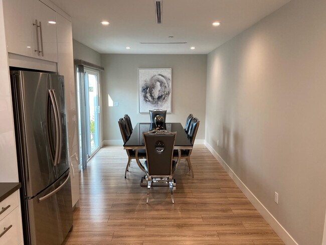 Building Photo - 662 Salem St