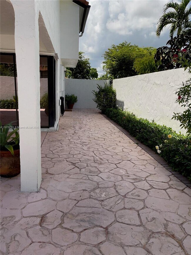Building Photo - 1301 SW 124th Ct