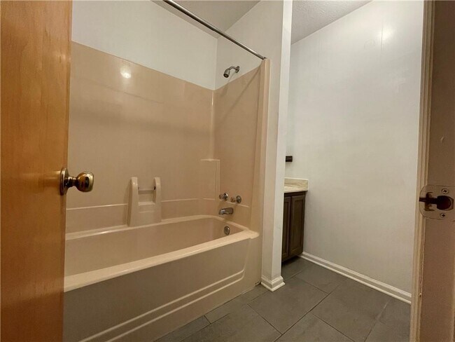 Building Photo - 805 Arbor Hill Dr