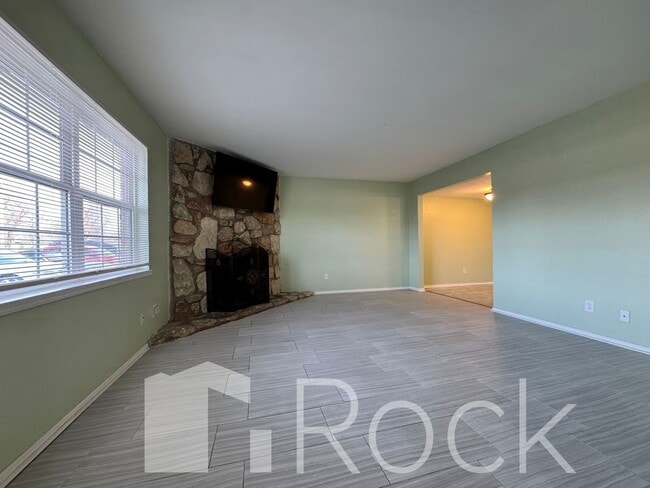 Building Photo - 2 Bedroom Townhome with All Appliances Included!