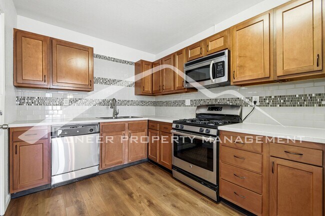 Building Photo - Charming Home with Central AC and Washer/Dryer