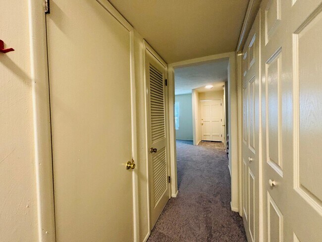 Building Photo - 2 Bedroom, 1.5 Bath Townhouse